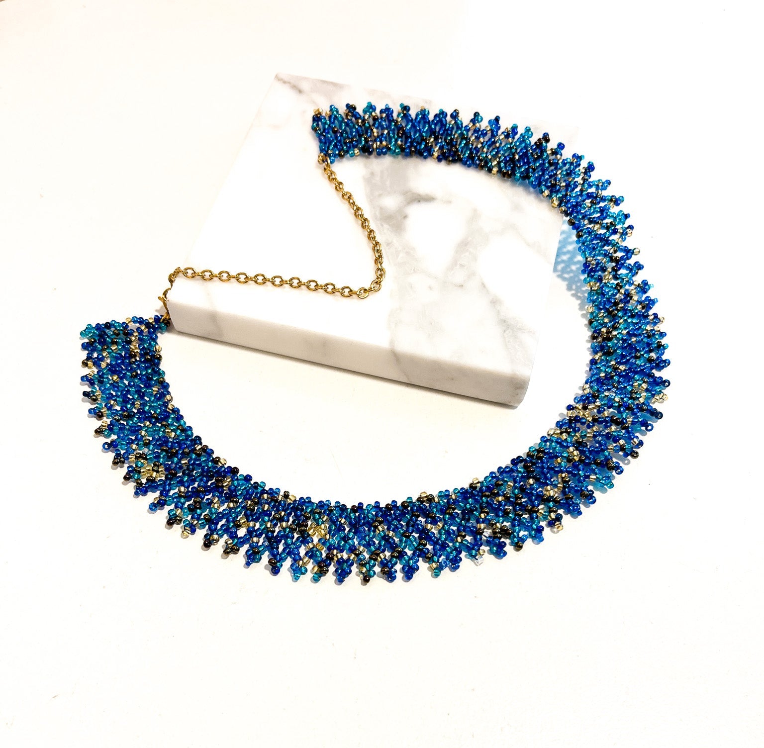 The Drifter Ketting in blauw van TOAIE, handgemaakt van glaskralen — productfoto