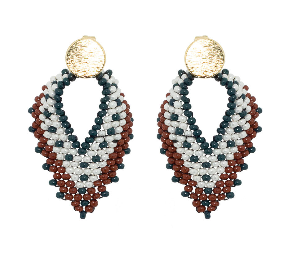 The Nomad – Kleurrijke handgemaakte statement oorbel (parel/groen/bruin)