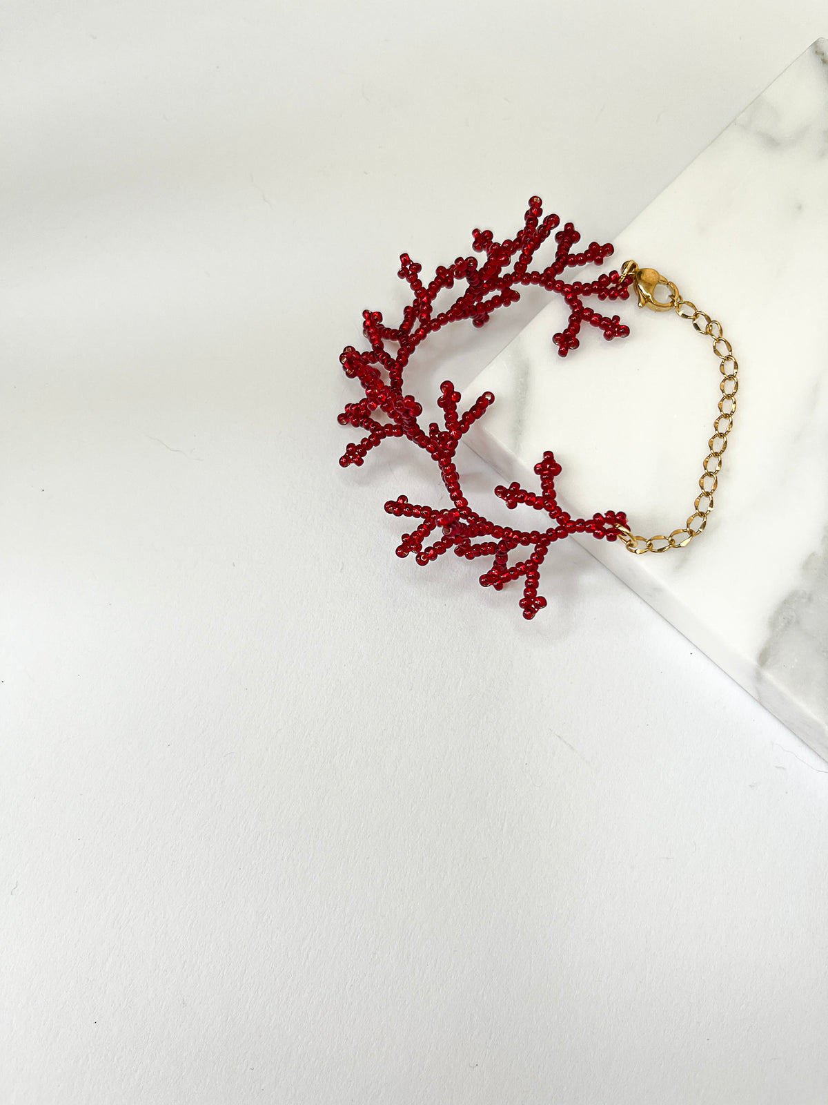 The Wanderer Armband – Glaskralen statement armband in rood