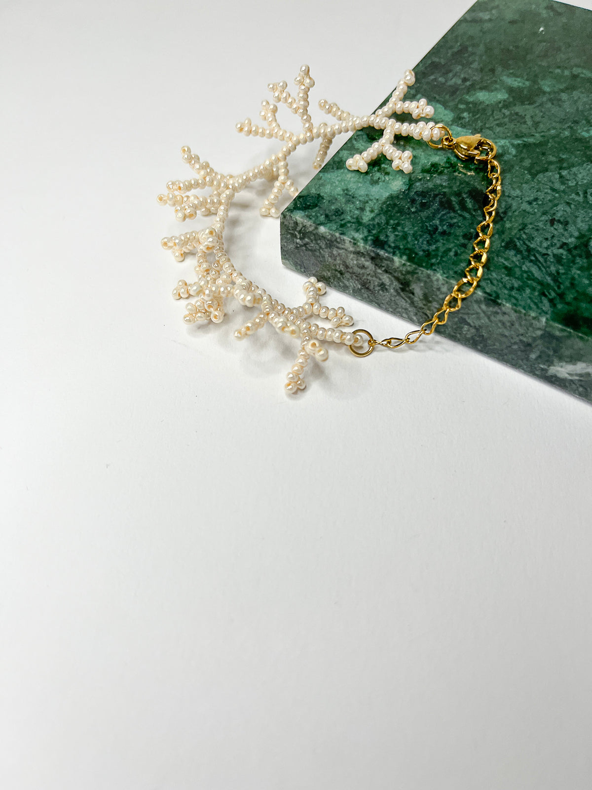 The Wanderer Armband – Glaskralen statement armband in wit