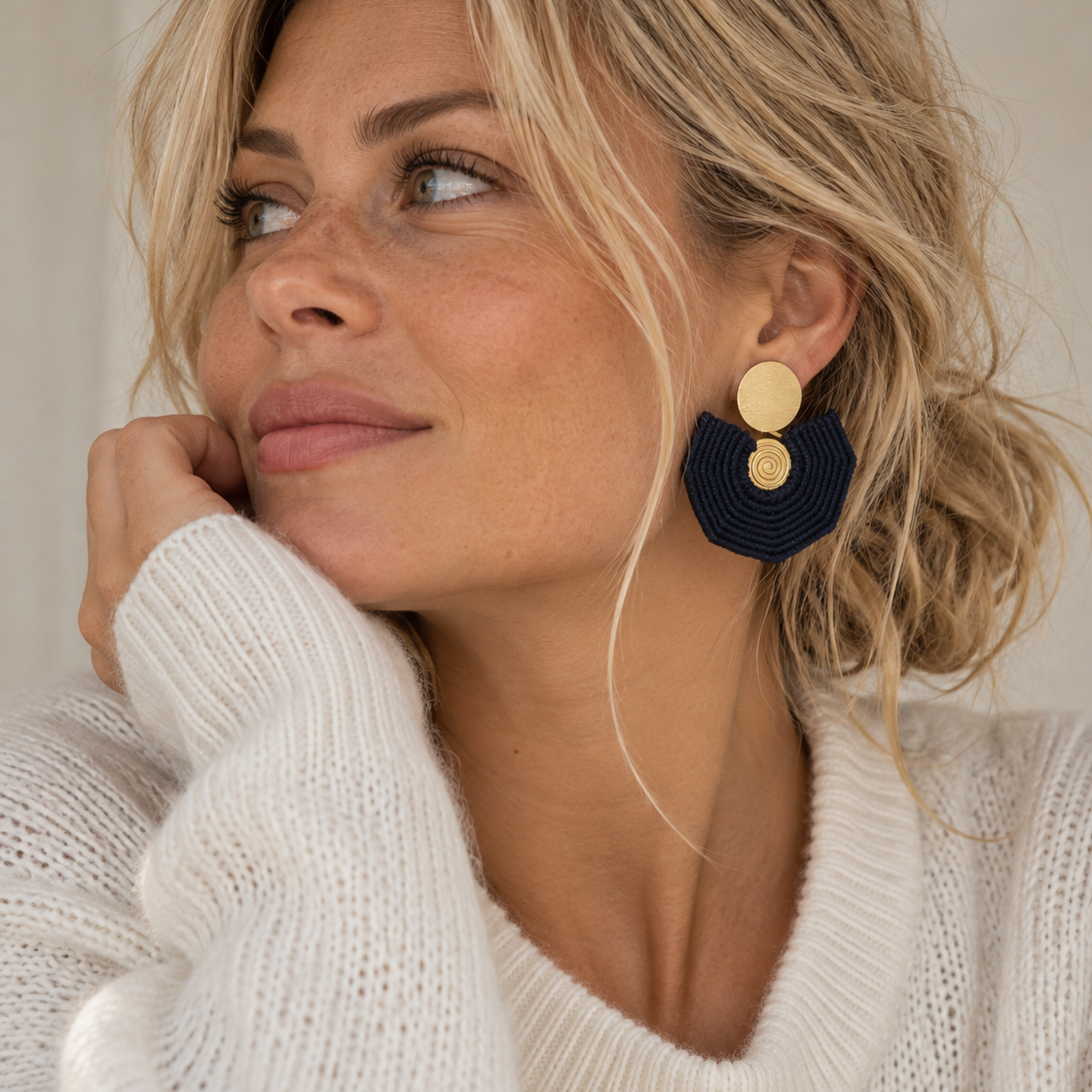 Vrouw draagt The Voyager Oorbellen van TOAIE, marineblauwe statement oorbellen met goud, handgemaakt in Colombia