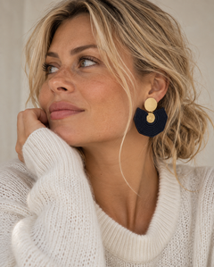 Vrouw draagt The Voyager Oorbellen van TOAIE, marineblauwe statement oorbellen met goud, handgemaakt in Colombia